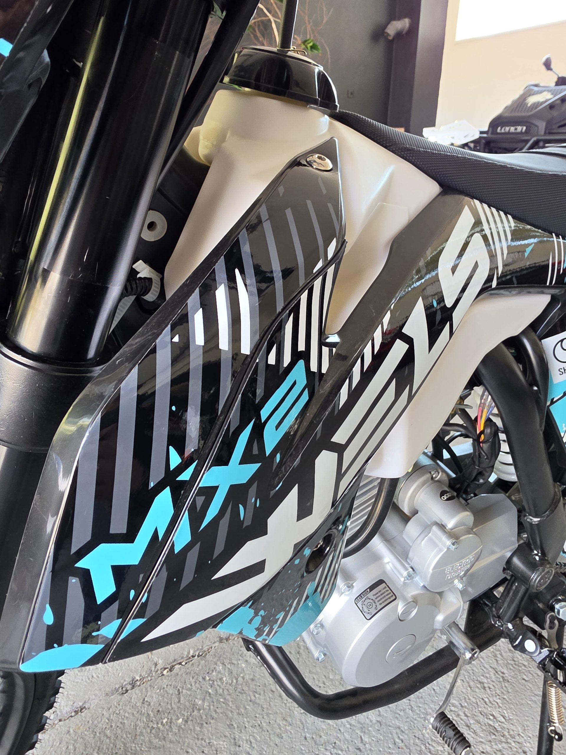 UPBEAT 150ccm dirt bike (modrý - s elektrickým štartérom) – Obrázok 7